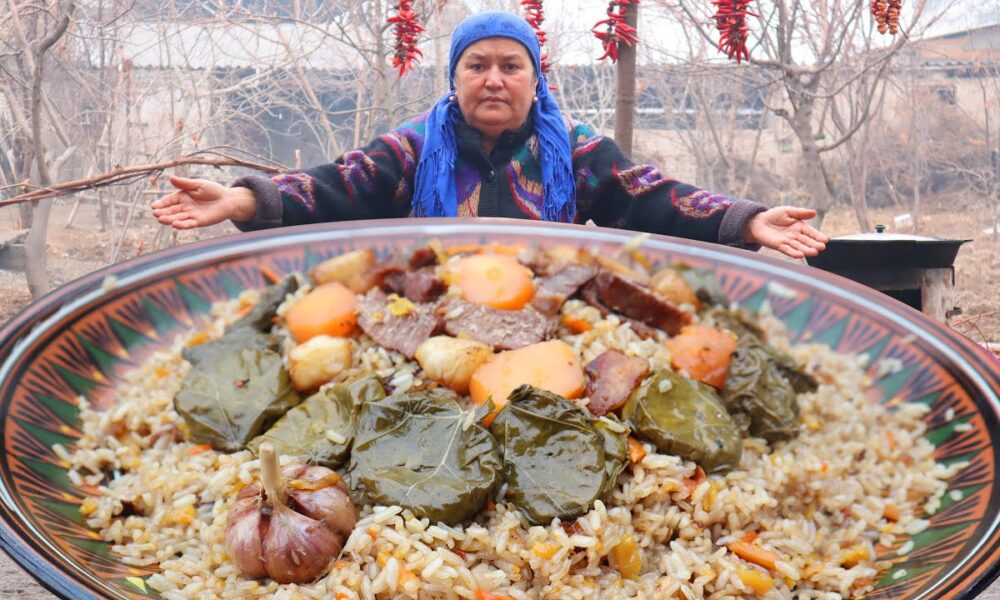 Бабушка готовит плов