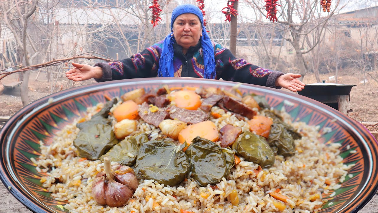 Бабушка готовит плов