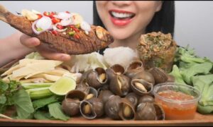 Девушка ест тайскую еду