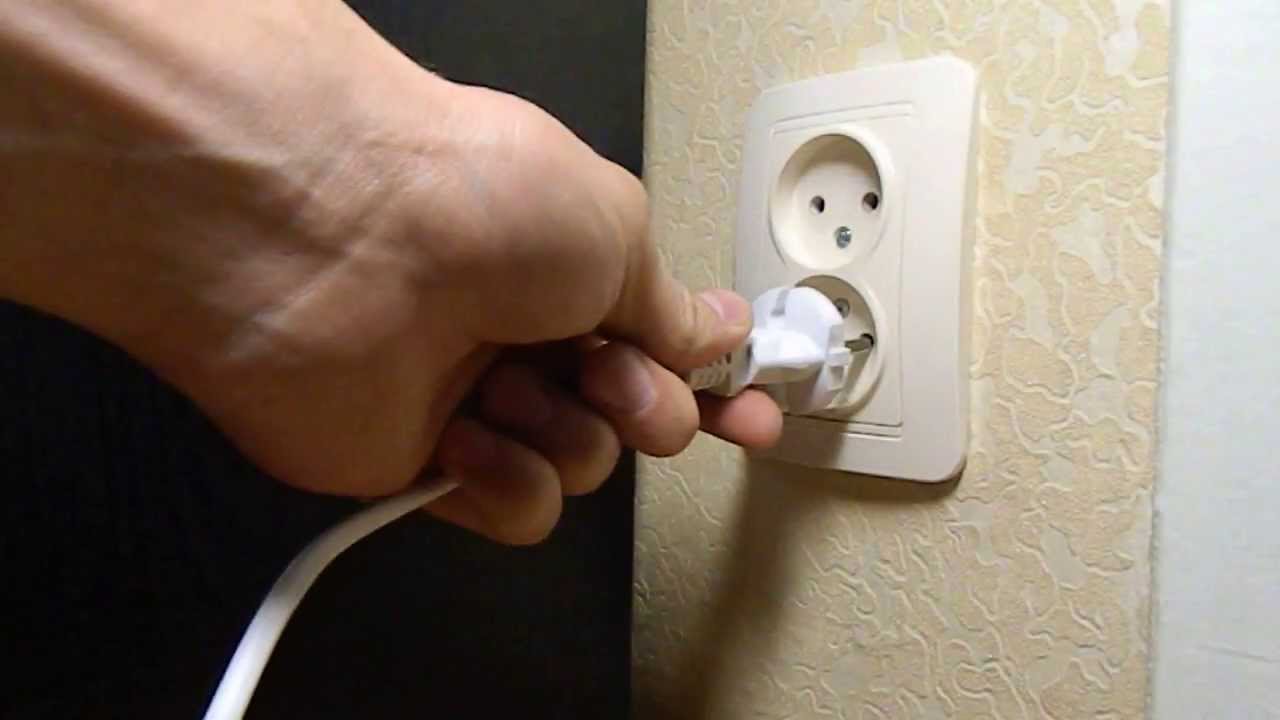 вставляет розетку