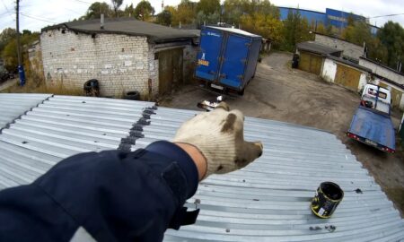 Человек ремонтирует крышу