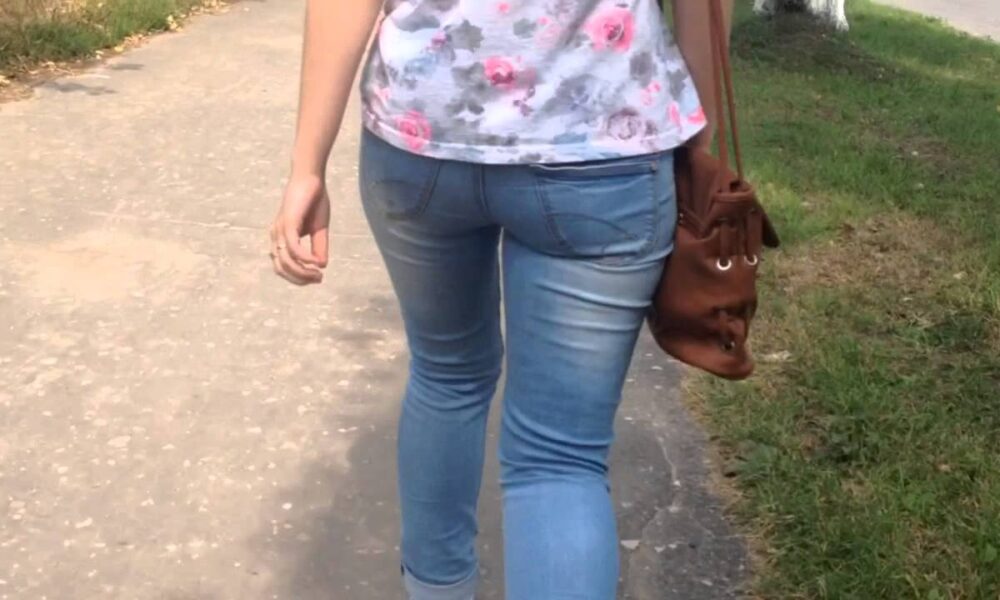 Девушка в джинсах