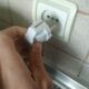 вытаскивает из розетки вилку