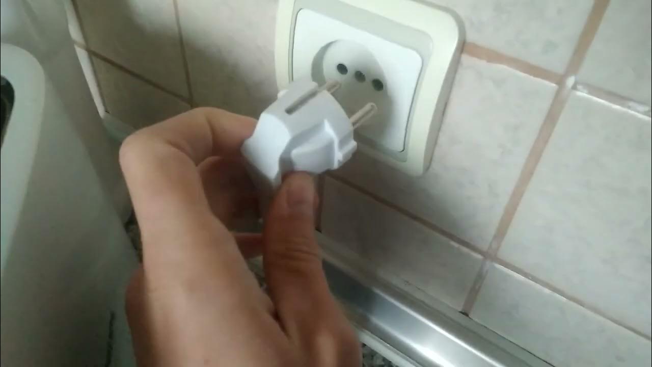 вытаскивает из розетки вилку