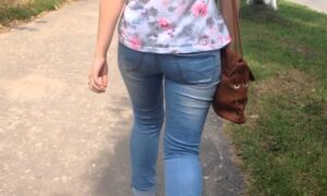 Девушка в джинсах