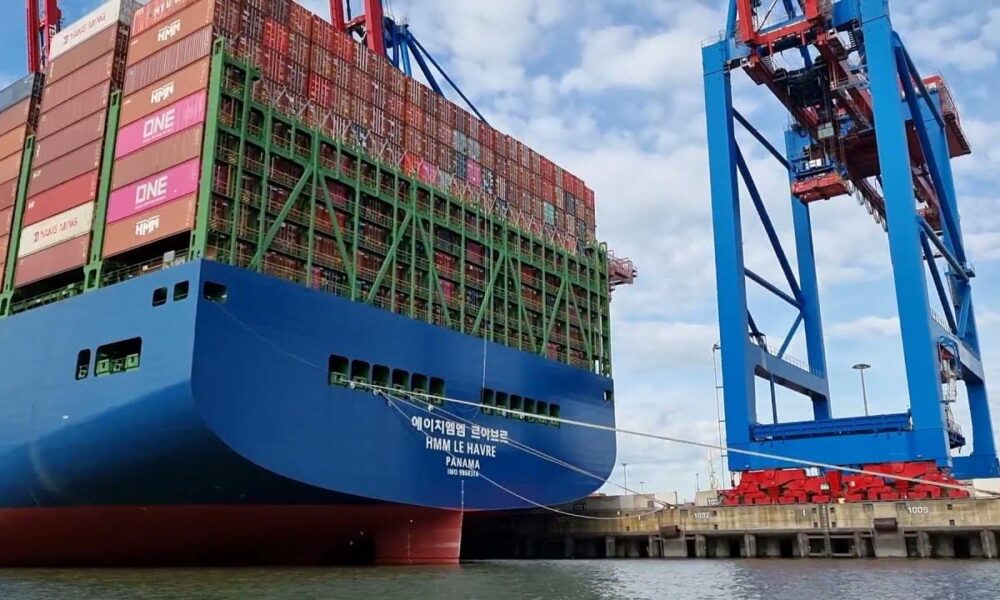 Контейнеровозы с грузами