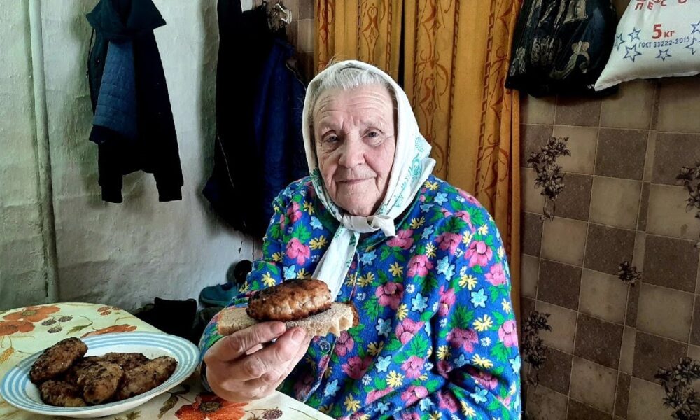 Бабушка ест котлету