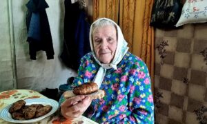 Бабушка ест котлету