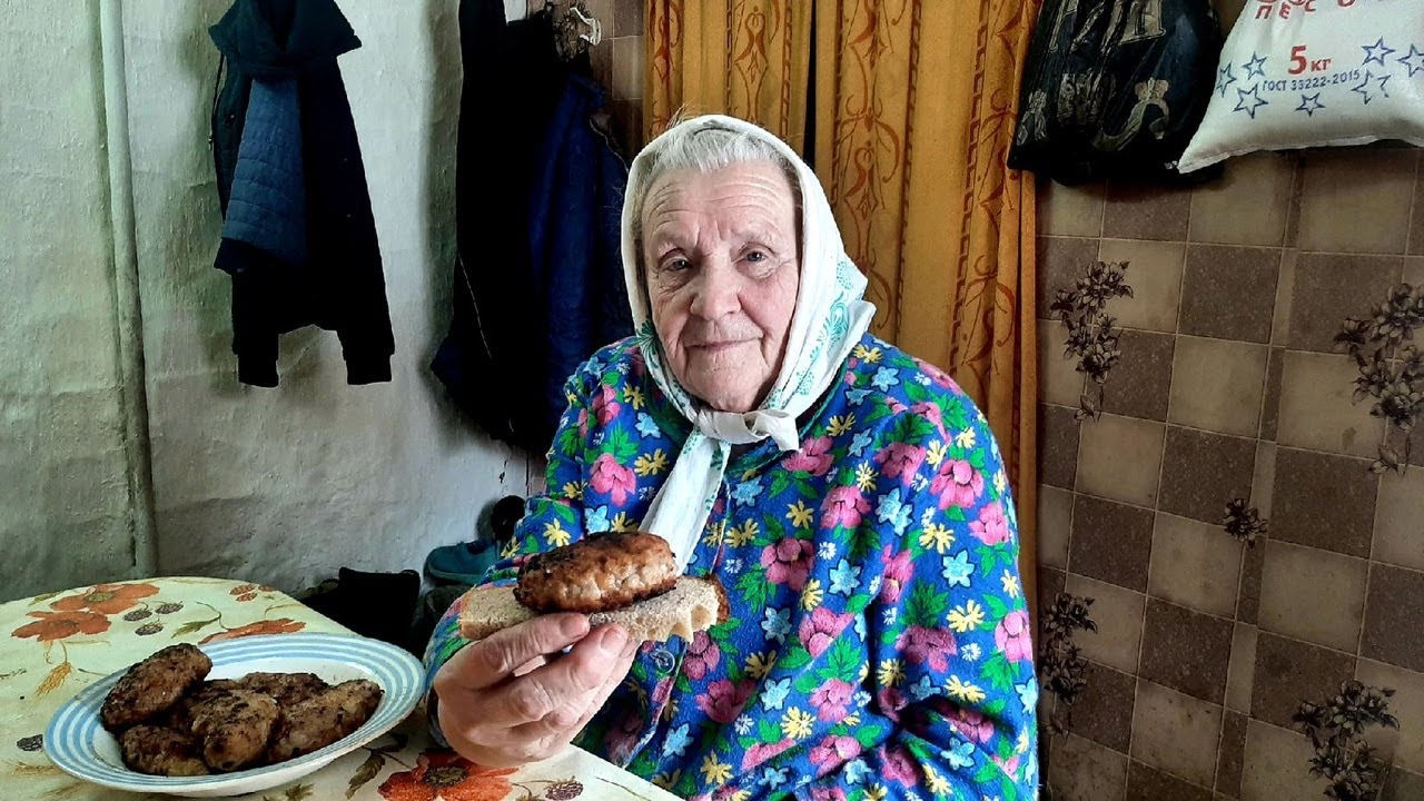 Бабушка ест котлету