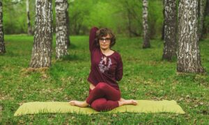 Пенсионерка занимается йогой