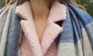 Девушка в розовом пальто