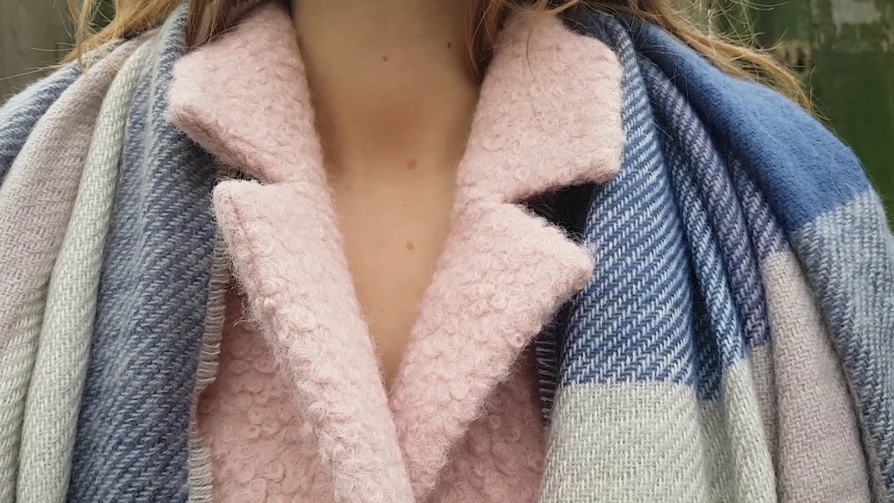 Девушка в розовом пальто