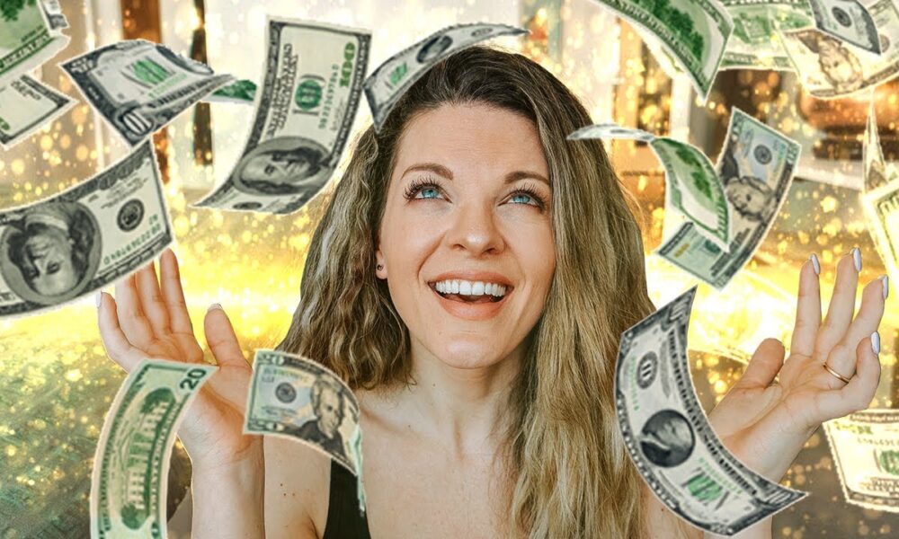 Девушку осыпают деньгами