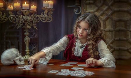 Девушка гадает