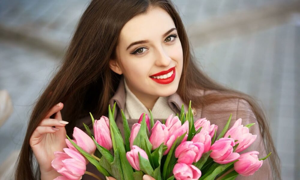 Девушка с тюльпанами