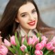 Девушка с тюльпанами