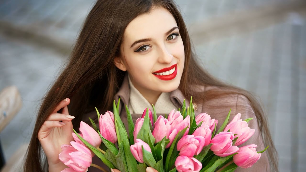 Девушка с тюльпанами