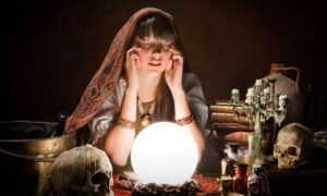 Девушка гадает