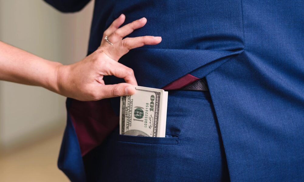 Деньги в карманах