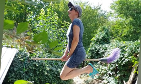 Женщина на метле