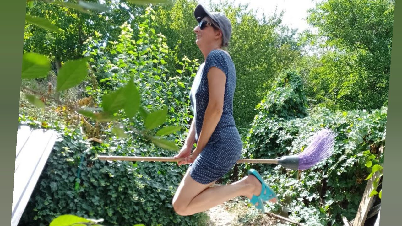 Женщина на метле