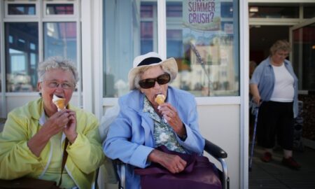 Пенсионеры едят мороженое