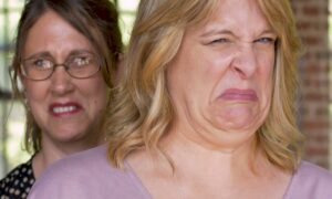 Женщина морщится