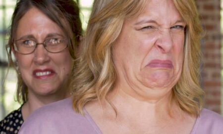 Женщина морщится