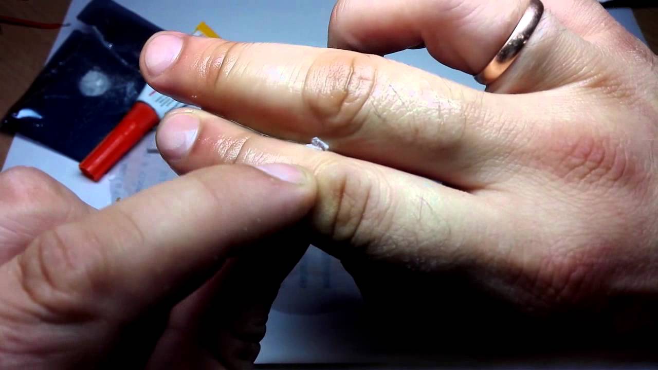 Суперклей на пальцах