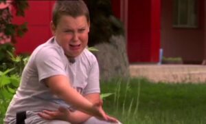 Мальчик плачет