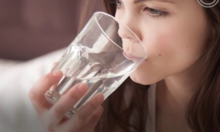 Девушка пьет воду