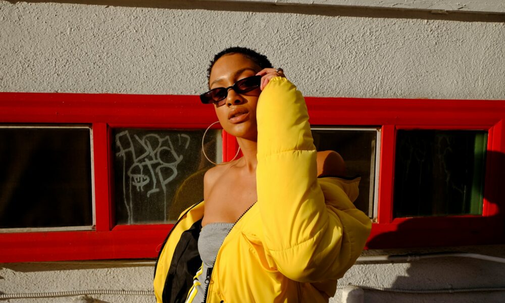 Девушка в желтой куртке и в очках