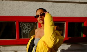 Девушка в желтой куртке и в очках