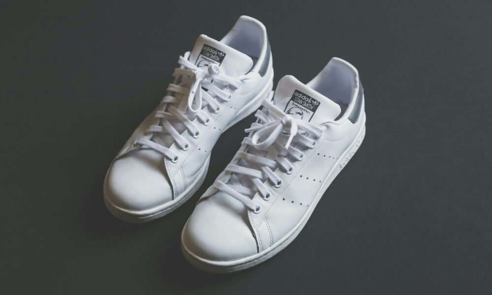 Белые кроссовки