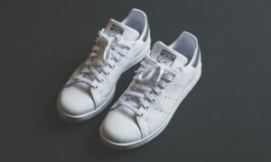 Белые кроссовки