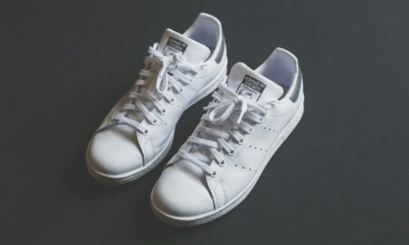 Белые кроссовки