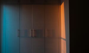 Большой шкаф в комнате