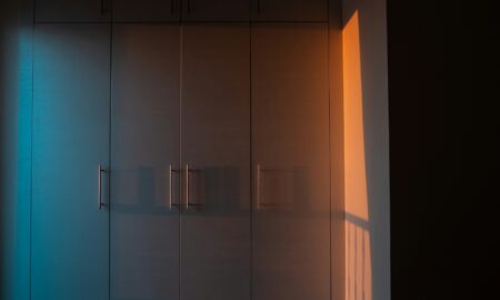 Большой шкаф в комнате