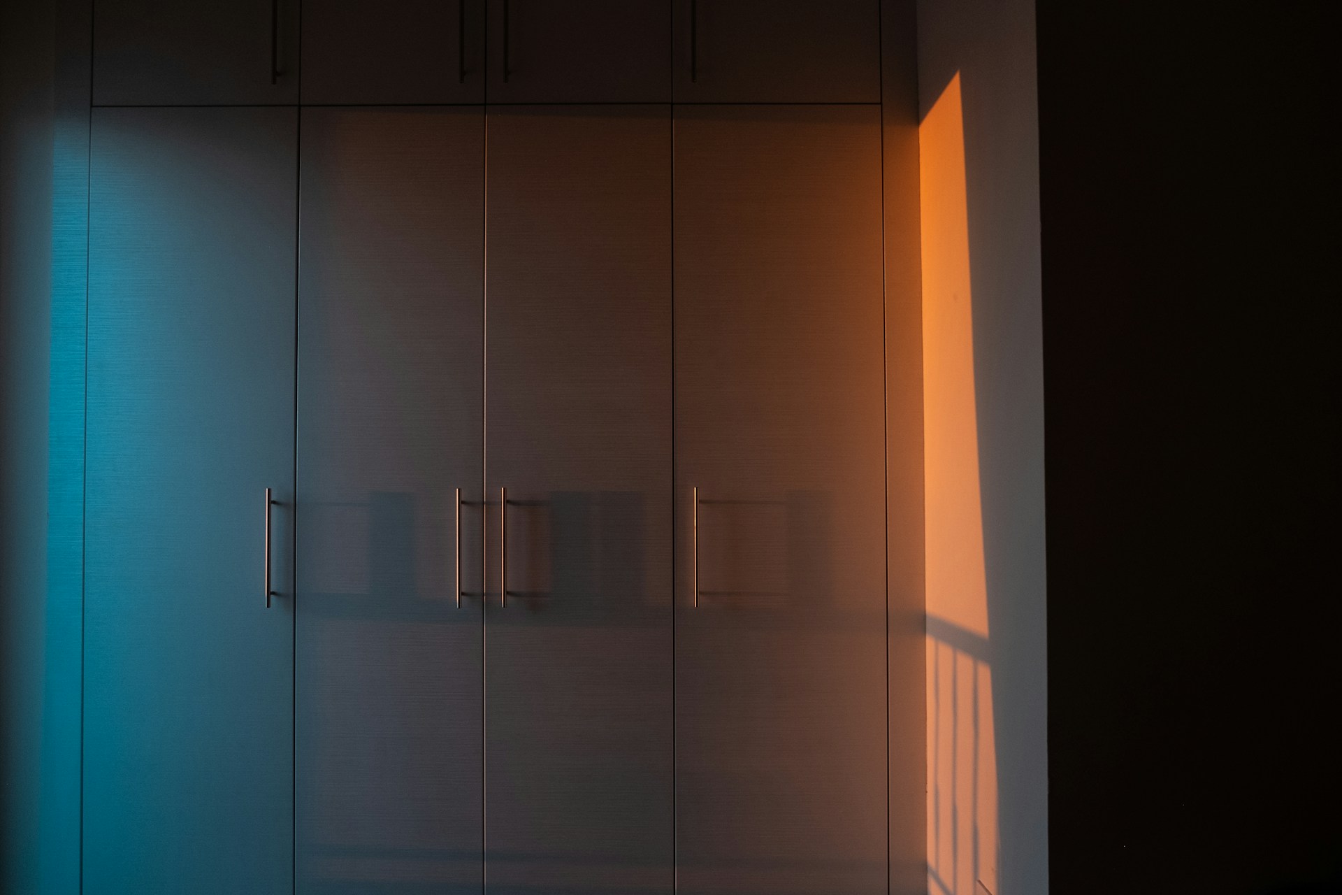 Большой шкаф в комнате