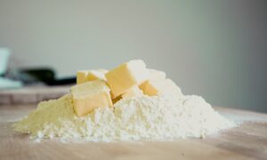 Сливочное масло и мука на столе