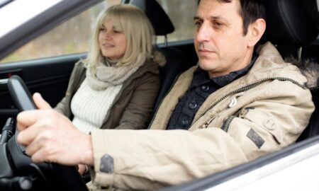 Семейная пара едет в гости