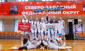 Баскетболистки на награждении