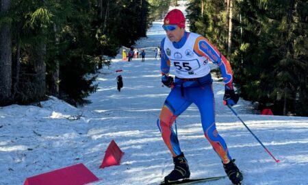 Лыжник на трассе
