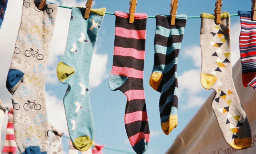 Разноцветные носки на веревке