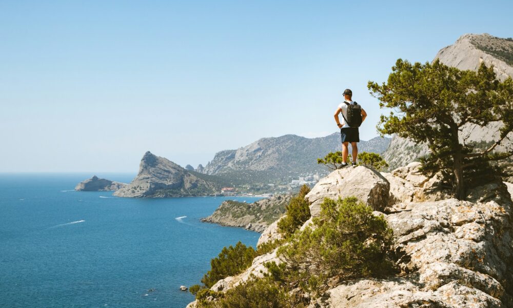 Мужчина стоит на скале