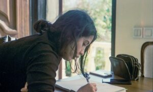 девушка пишет на бумаге