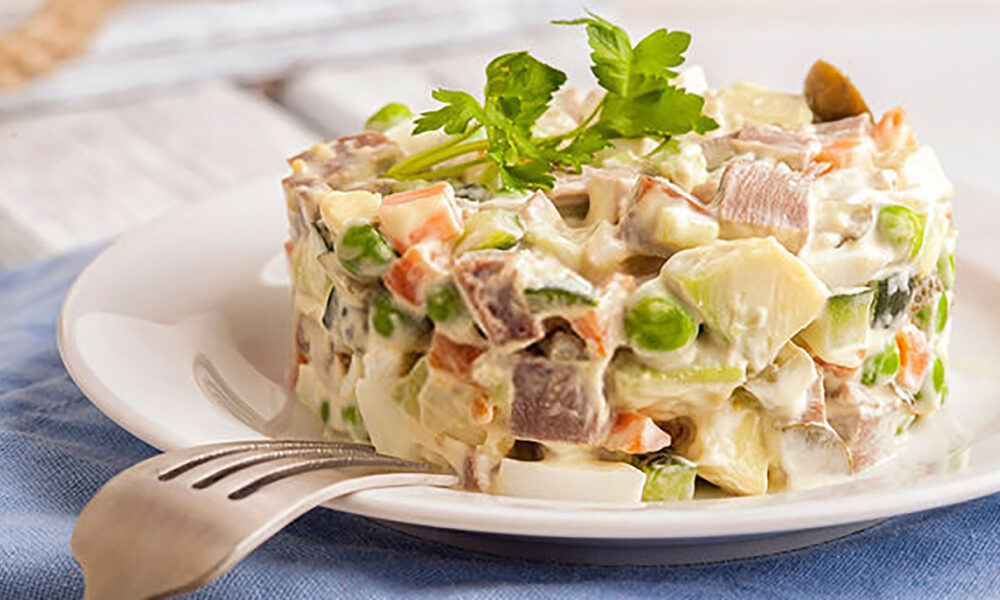 Салат Оливье в тарелке