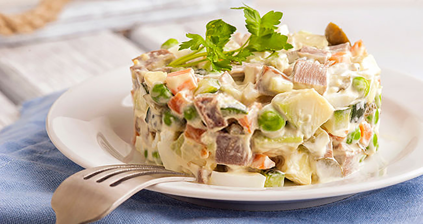 Салат Оливье в тарелке