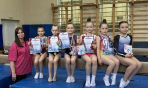 Гимнастки с медалями и дипломами