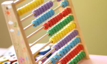 Разноцветные деревяные счеты